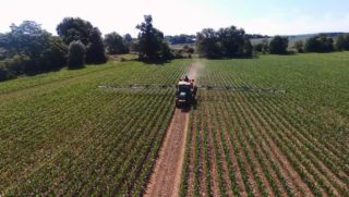 Tractor tratando un campo con soluciones a base de fitoesteroles