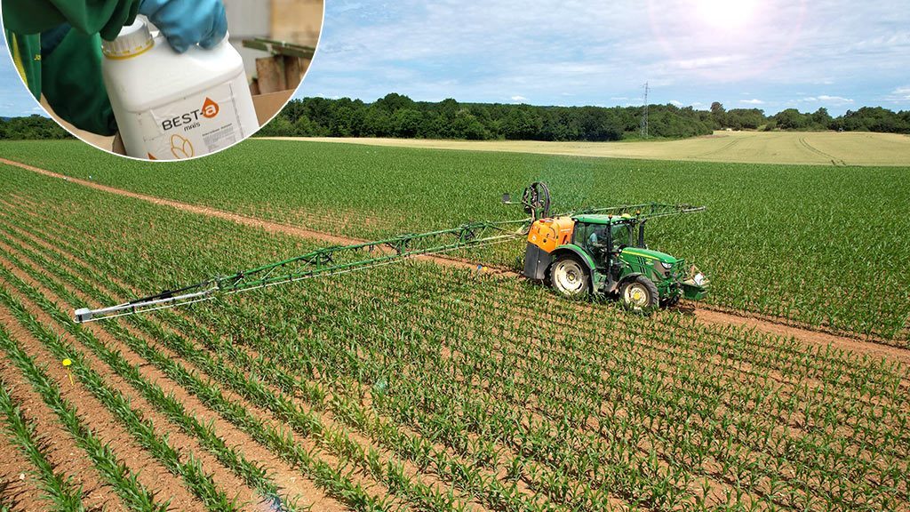 Tracteur appliquant du Best-a sur champ de ma&iuml;s